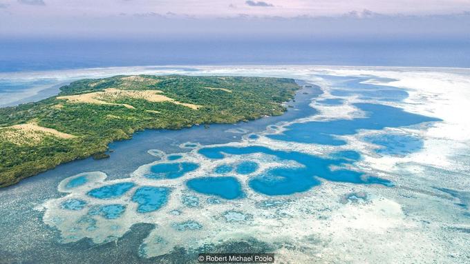 Hòn đảo sử dụng đồng xu to hơn cả người